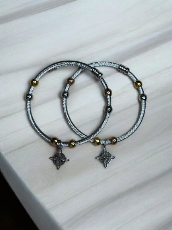PULSERA ACERO BICOLOR CON DIJE NUDO DE BRUJAS - Imagen 3