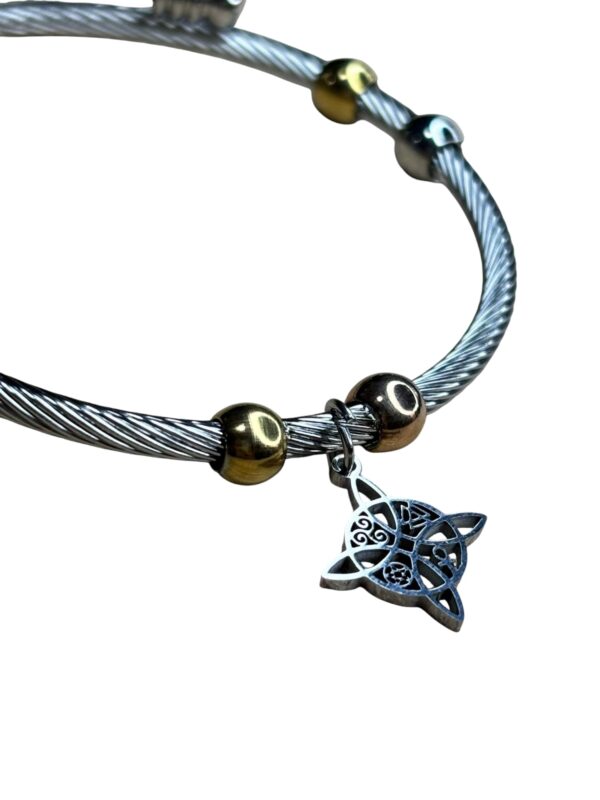 PULSERA ACERO BICOLOR CON DIJE NUDO DE BRUJAS - Imagen 2