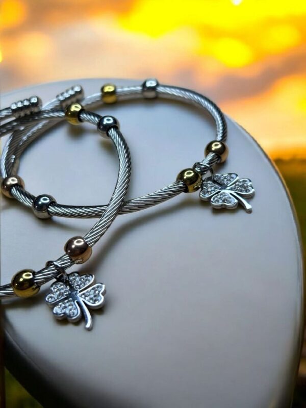 PULSERA ACERO BICOLOR CON DIJE TRÉBOL DE LA SUERTE - Imagen 2