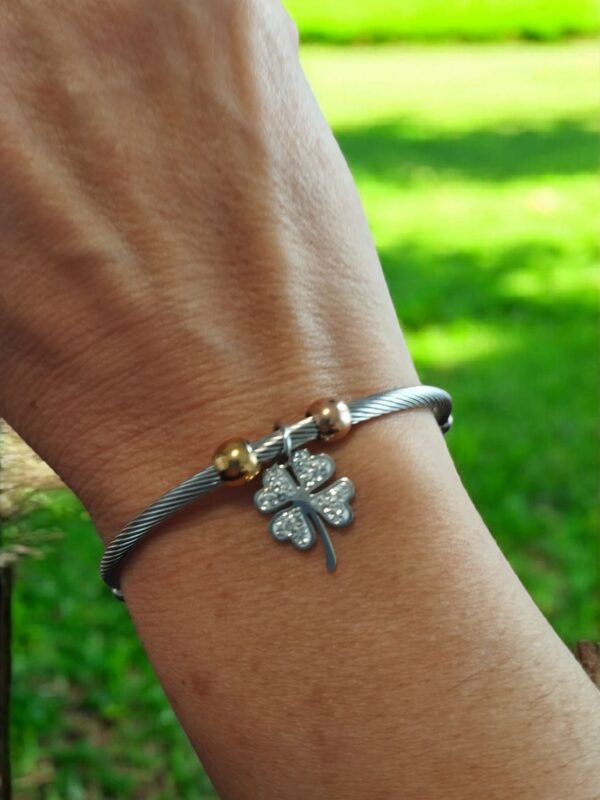 PULSERA ACERO BICOLOR CON DIJE TRÉBOL DE LA SUERTE - Imagen 3